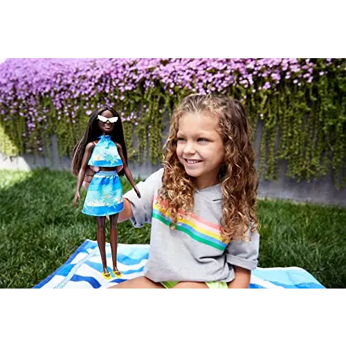 Barbie GRB37 - Loves the Ocean Puppe im Meeres-Print Rock & Top (ca. 30 cm groß, brünett), aus recyceltem Kunststoff, mit Mode und Zubehörteilen, Spielzeug Geschenk für Kinder von 3 bis 7 Jahren - Angeltoys