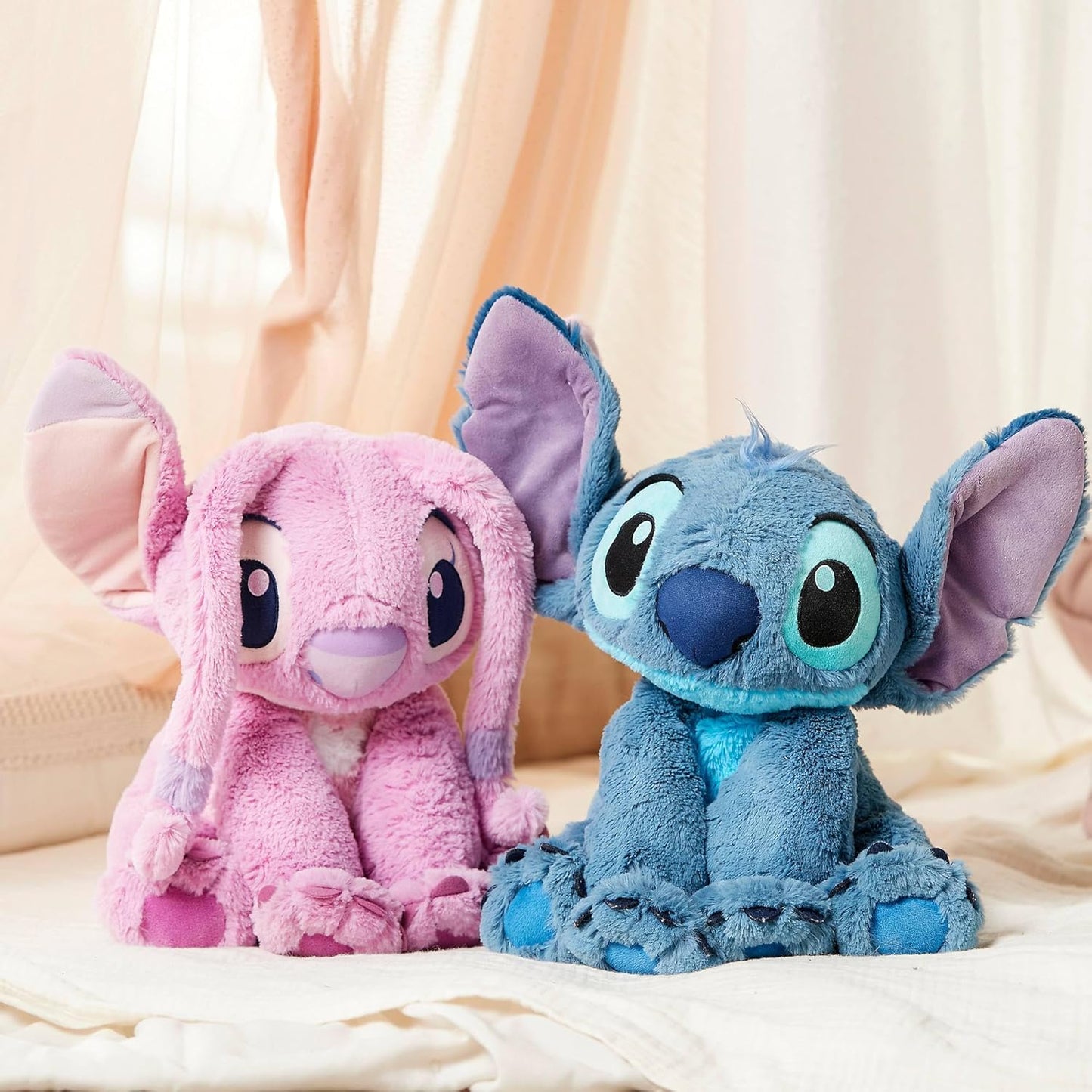 Disney Store Stitch Offizielles mittelgroßes Kuscheltier für Kinder, 38 cm, Kuscheltier mit Stickereien, Plüschoberfläche und beweglichen Schlappohren, geeignet ab 12 Monaten